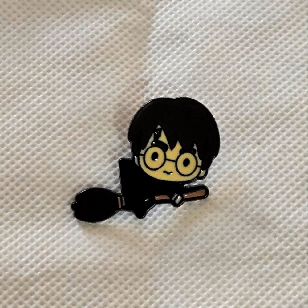 🍒🍒 Harry Potter Flying On Broom Enamel Pin